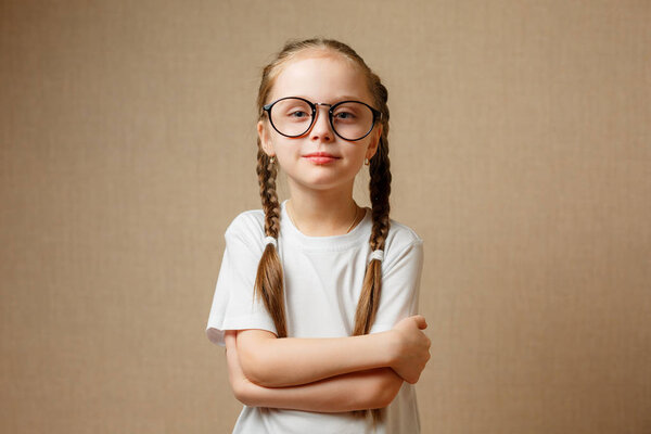 Маленькая девочка в очках с веселым портретом
