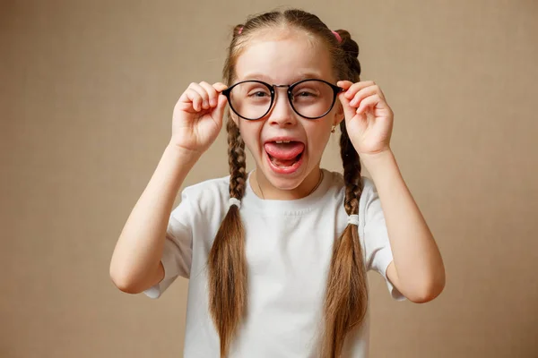 Маленькая девочка в больших очках — стоковое фото