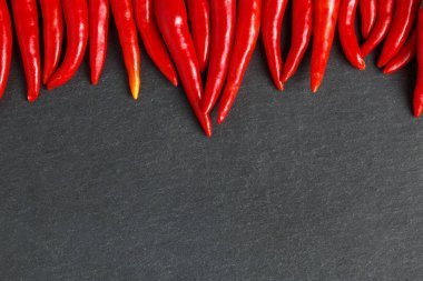 Arduvaz arka plan kırmızı sıcak biber biber ile. Aşık kavramı için biber biber