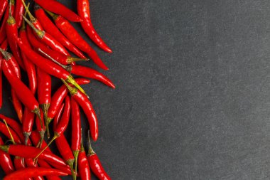 Taze olgun kırmızı sıcak biber siyah bir zemin üzerine