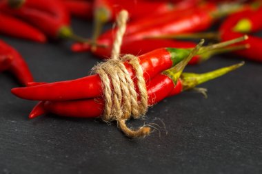Siyah arka planda kırmızı biber