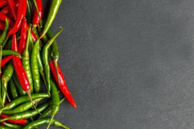 Sıcak kırmızı ve yeşil biber arka plan, üstten görünüm.