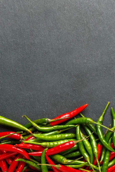 Fondo de chile rojo y verde caliente, vista superior . — Foto de Stock