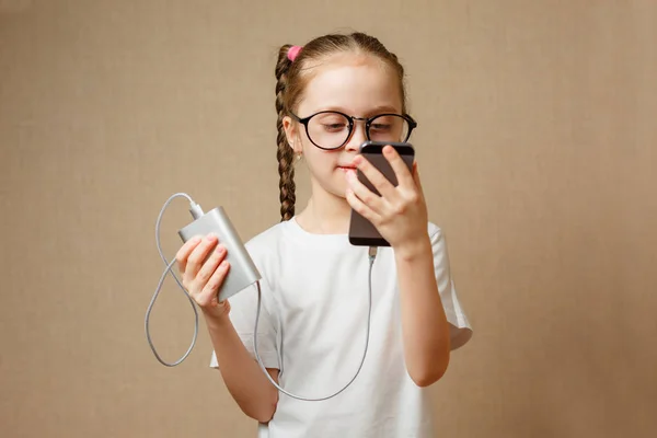 Милая маленькая девочка с современным смартфоном — стоковое фото