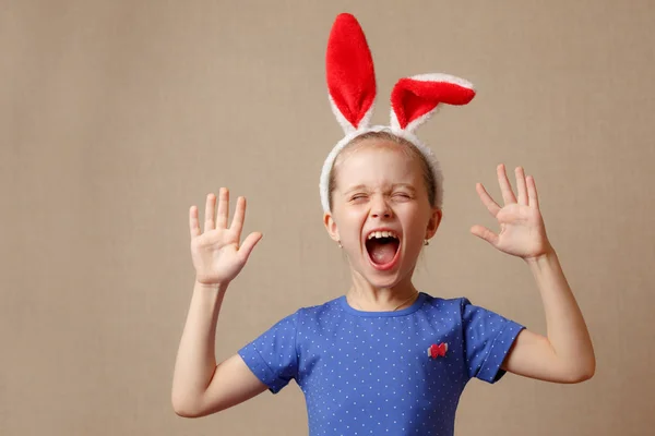 Feliz Pascua. Niña con orejas de conejo . — Foto de Stock