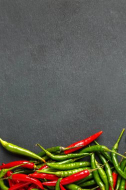 Sıcak kırmızı ve yeşil biber arka plan, üstten görünüm.