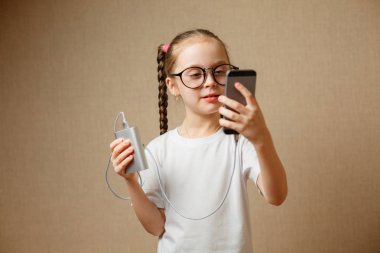 Akıllı telefon kullanan sevimli küçük kız