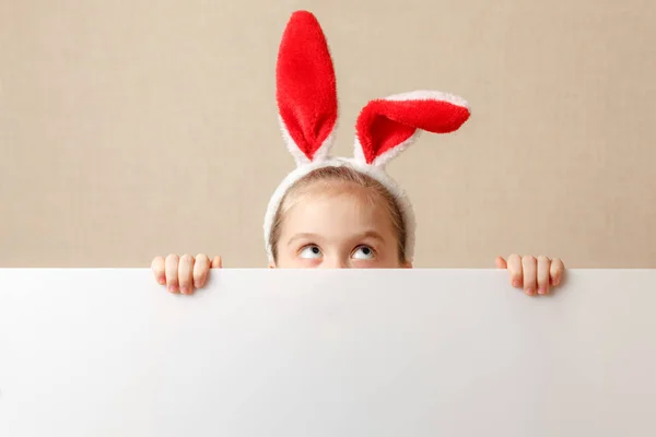 Niña conejita con pancarta en blanco. Lugar para texto o tema . — Foto de Stock