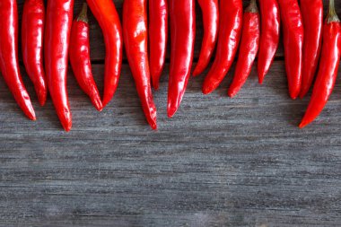 Eski ahşap masada kırmızı kırmızı kırmızı biber