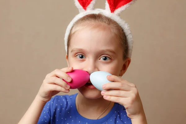 Lindo niño pequeño con orejas de conejo en el día de Pascua . —  Fotos de Stock