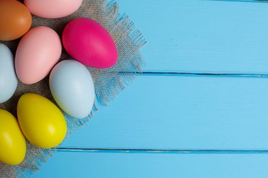 Paskalya yumurtaları mavi ahşap zemin üzerinde