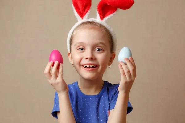 Lindo niño pequeño con orejas de conejo en el día de Pascua . —  Fotos de Stock