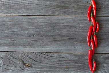 Ahşap arka planda kırmızı biber
