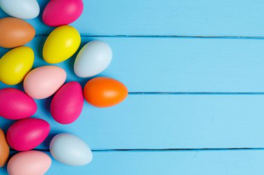 Ahşap zemin üzerinde paskalya yumurtaları