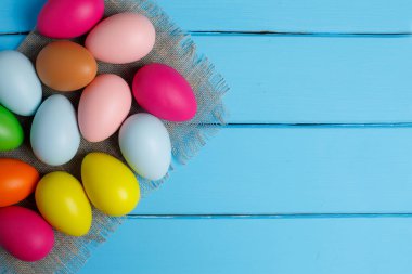 Paskalya yumurtaları mavi ahşap zemin üzerinde