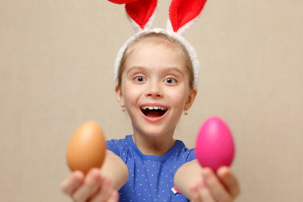 Linda niña pequeña con orejas de conejo en el día de Pascua. —  Fotos de Stock