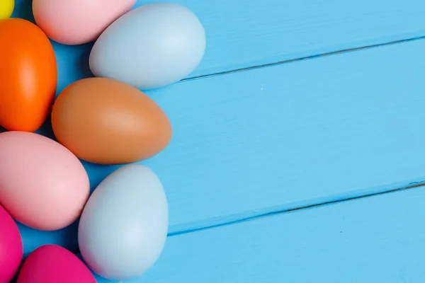 Oeufs de Pâques sur fond de bois bleu — Photo