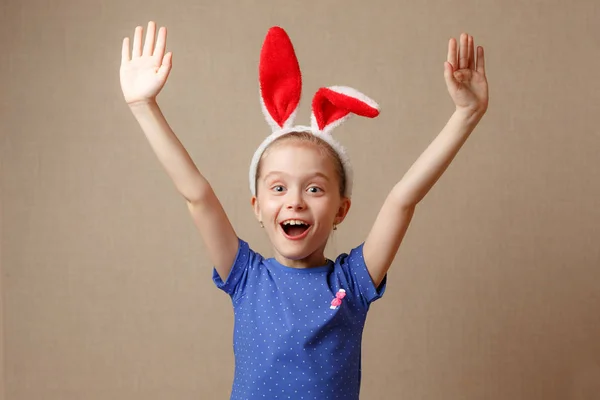 Kellemes húsvéti ünnepeket. Húsvéti nyuszi füle öltözött egy aranyos kislány portréja — Stock Fotó