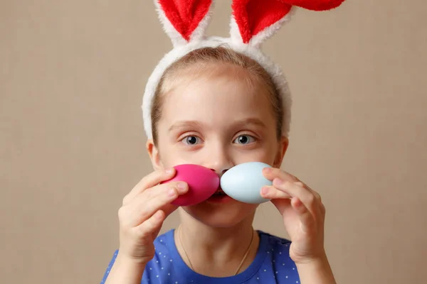 Lindo niño pequeño con orejas de conejo en el día de Pascua . —  Fotos de Stock