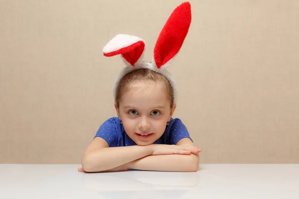 Feliz Pascua. Niña con orejas de conejo . — Foto de Stock