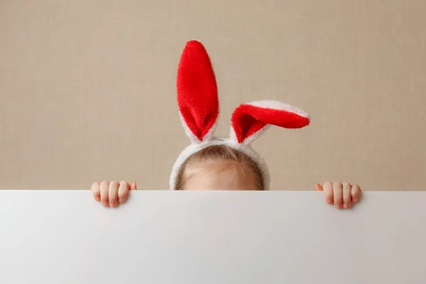 Niña conejita con pancarta en blanco. Lugar para el texto — Foto de Stock