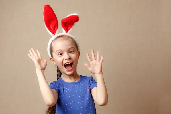 Feliz Pascua. Retrato de una linda niña vestida con orejas de conejo de Pascua —  Fotos de Stock