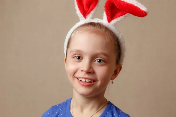 Feliz Pascua. Niña con orejas de conejo . —  Fotos de Stock