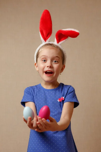 Linda niña sonriente con coloridos huevos de Pascua. Feliz Pascua. enfoque selectivo —  Fotos de Stock