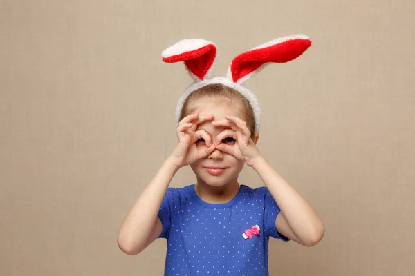 Linda niña pequeña con orejas de conejo en el día de Pascua. — Foto de Stock