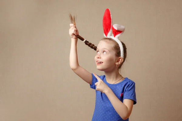 Hermosa niña vestida con orejas de conejo de Pascua sobre un fondo vintage — Foto de Stock
