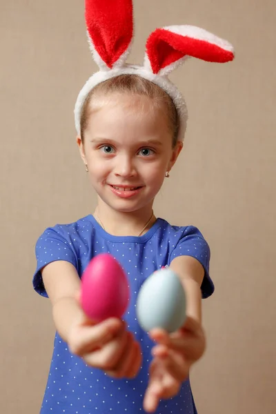 Linda niña sonriente con coloridos huevos de Pascua. Feliz Pascua. enfoque selectivo —  Fotos de Stock