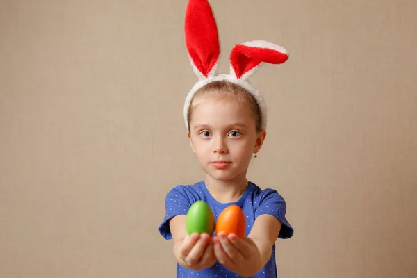 Linda niña con orejas de conejo y huevos de Pascua. enfoque selectivo — Foto de Stock