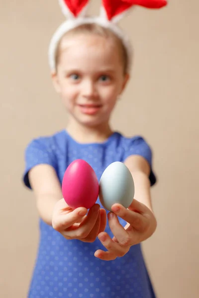 Linda niña sonriente con coloridos huevos de Pascua. Feliz Pascua. enfoque selectivo —  Fotos de Stock