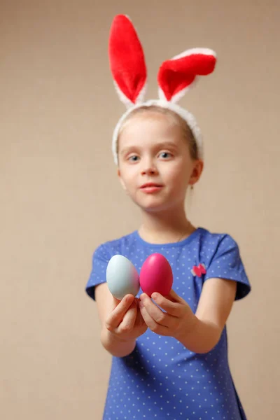 Linda niña con orejas de conejo y huevos de Pascua. enfoque selectivo —  Fotos de Stock
