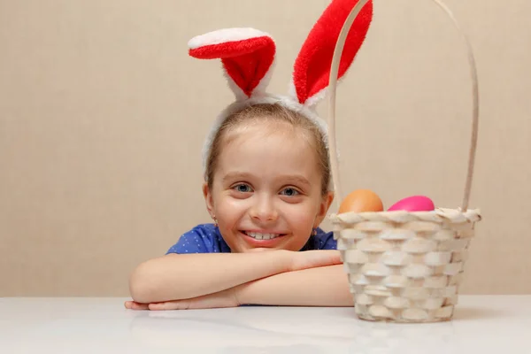 Niña con cesta Huevos de Pascua —  Fotos de Stock