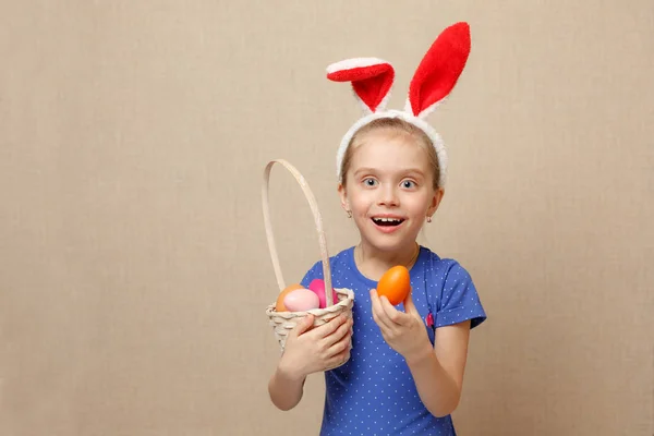 Niña con cesta Huevos de Pascua — Foto de Stock