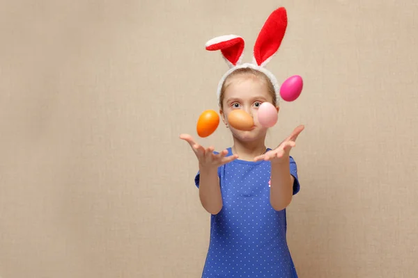 Niña está lanzando unos huevos de Pascua —  Fotos de Stock