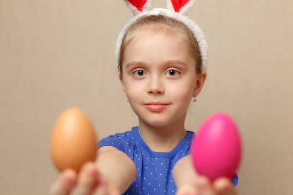 Linda niña pequeña con orejas de conejo en el día de Pascua. —  Fotos de Stock