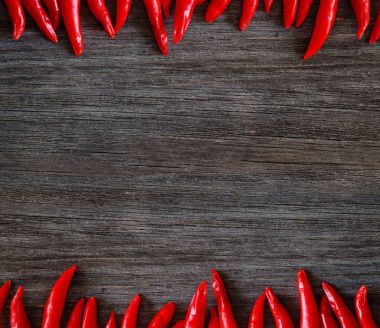 Eski ahşap masada kırmızı kırmızı kırmızı biber