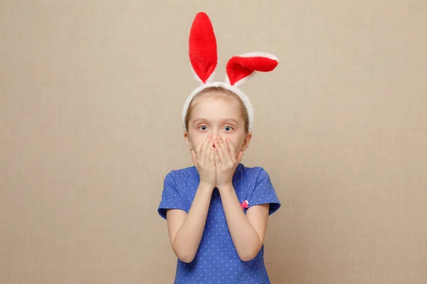 Linda niña pequeña con orejas de conejo en el día de Pascua. —  Fotos de Stock