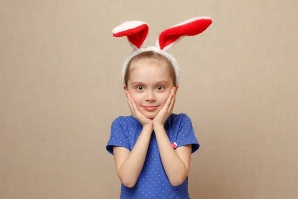 Linda niña pequeña con orejas de conejo en el día de Pascua. —  Fotos de Stock