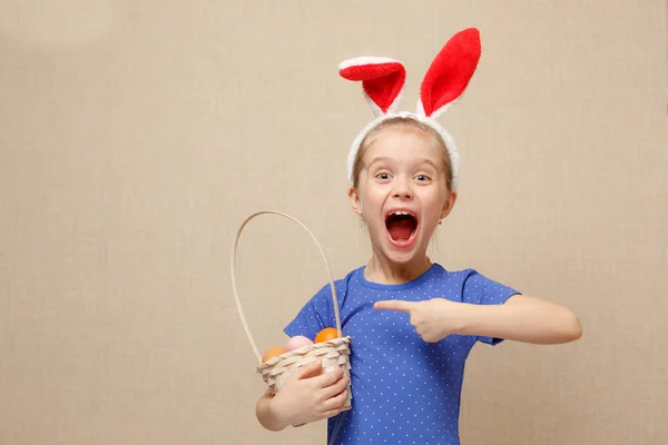 Niña con cesta Huevos de Pascua —  Fotos de Stock