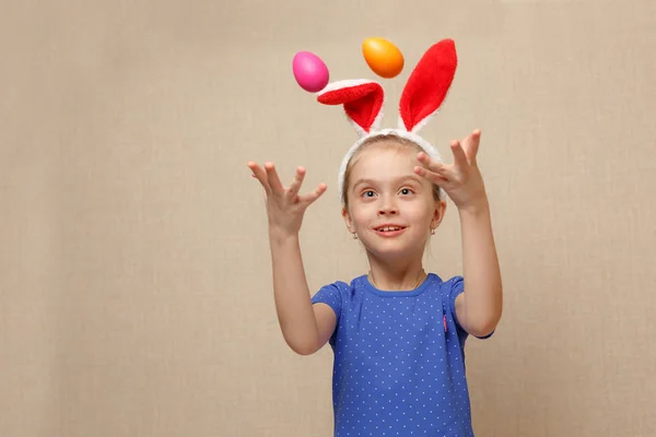 Niña está lanzando unos huevos de Pascua —  Fotos de Stock