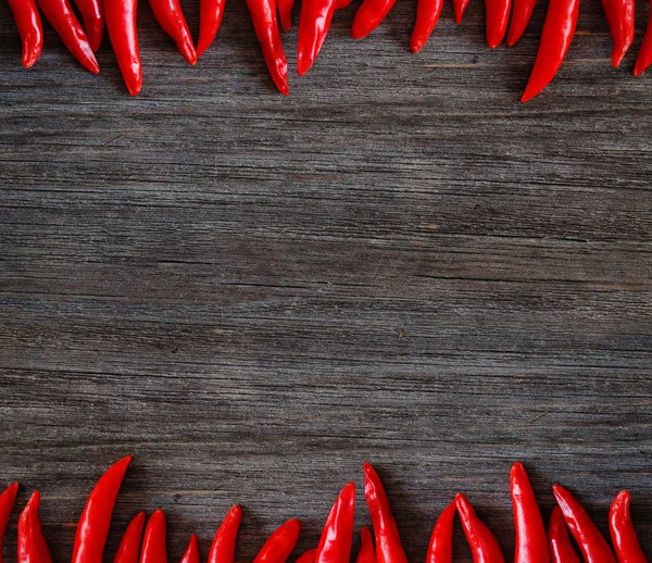 Vörös csípős chili paprika a régi fa asztalon — Stock Fotó