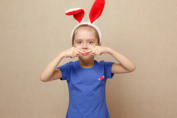 Criança adorável. Tiro de uma linda menina usando orelhas de coelho — Fotografia de Stock