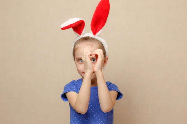 Niña pequeña con orejas de conejo el día de Pascua . —  Fotos de Stock