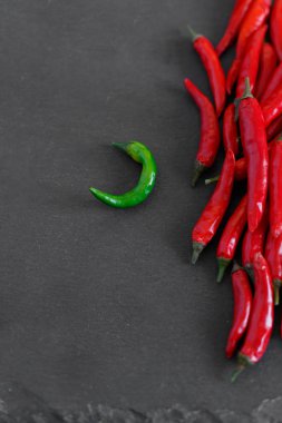 Siyah arka planda kırmızı biber