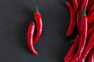 Taş zemin üzerine kırmızı biber