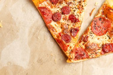 Pizza bir karton kutu içinde