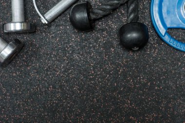 Spor salonunda yere çapraz Fit Ekipmanı.